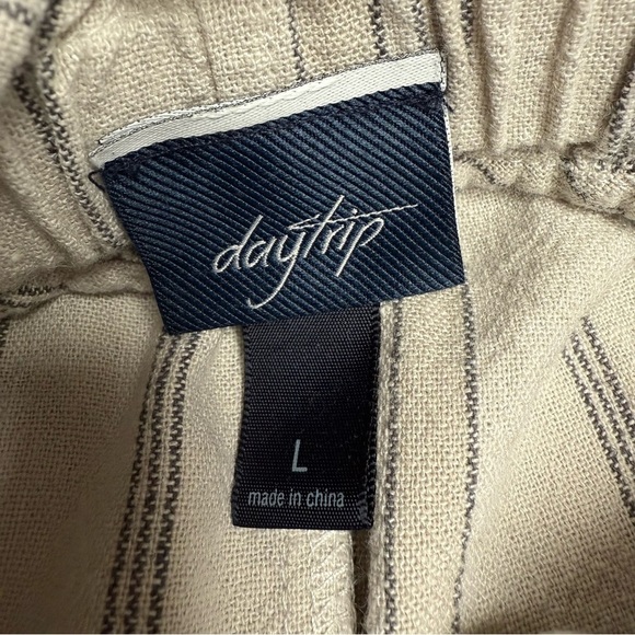 Daytrip size large Cream Mini Skirt with Tie Front for Casual Resort Wear - Picture 5 of 7